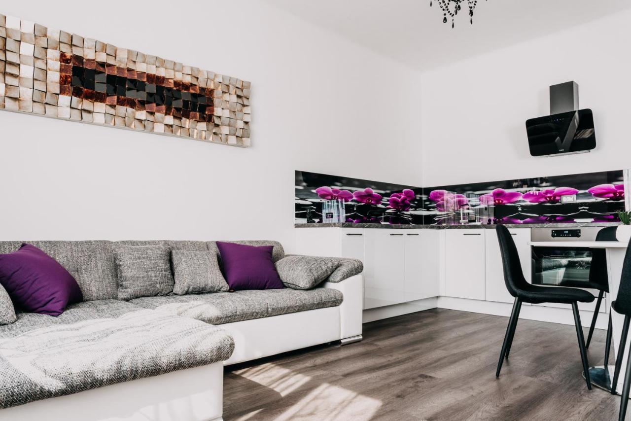 Lora & Lana Apartment